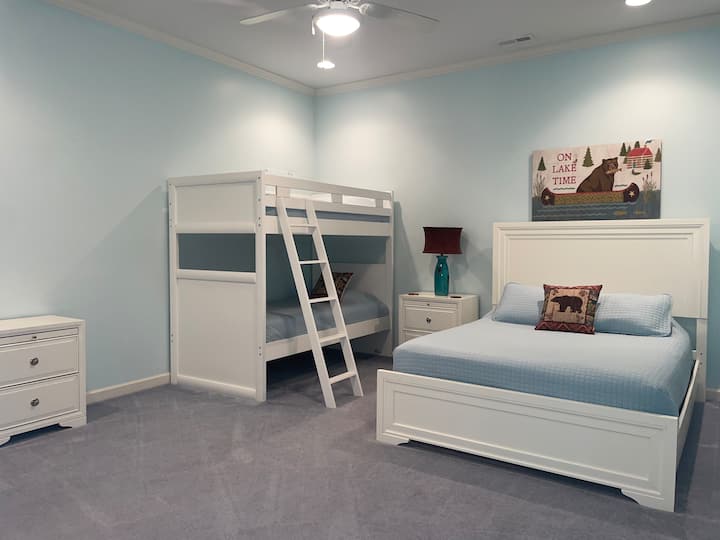 სარდაფი: საძინებელი 4 — 152×203 სმ ზომის საწოლითა და ორადგილიანი ორსართულიანი საწოლებით.