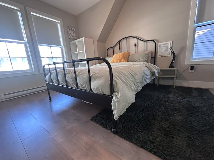 ที่ชาร์จไร้สายบนโต๊ะข้าง - อาจใช้ร่วมกับอุปกรณ์ทั้งหมดไม่ได้