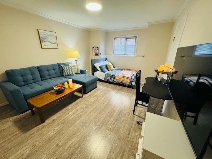 Esta es la sala Flex para la sala de estar.  La cama doble se puede quitar si no es necesario.  
Fácil configuración (simplemente extraíble) sofá cama de tamaño completo si es necesario como una tercera cama.  Se proporciona ropa de cama, mantas y sábanas adicionales en el compartimento del sofá.