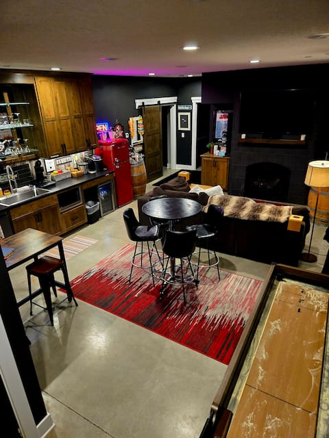 Hillside Hideaway with a View!