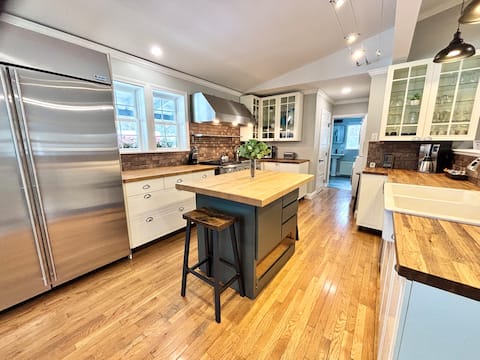 In-Town Luxury Stay | Hot Tub•Trail Access•Clean