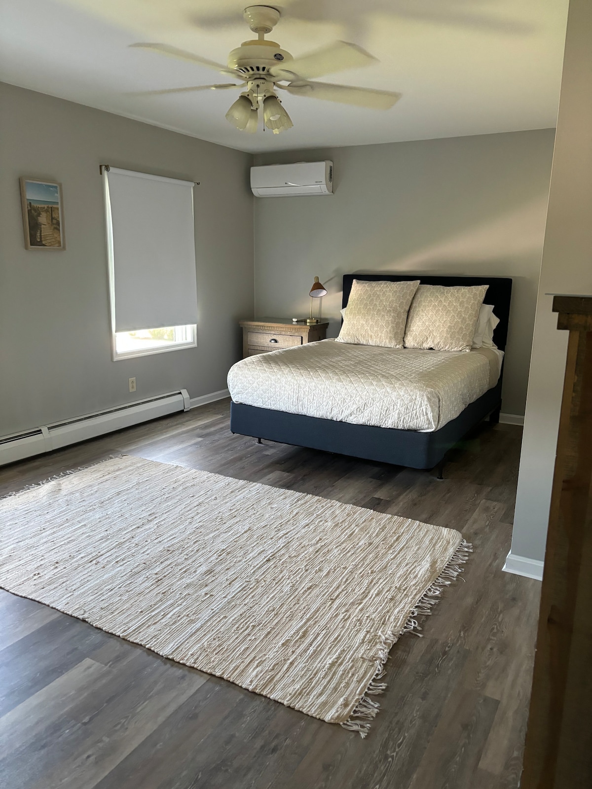 Profitez de la vue sur l'océan depuis les fenêtres de cette chambre avant 