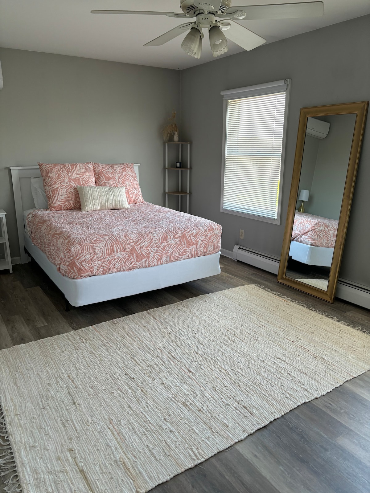 Profitez de la vue sur l'océan depuis les fenêtres de cette chambre avant !