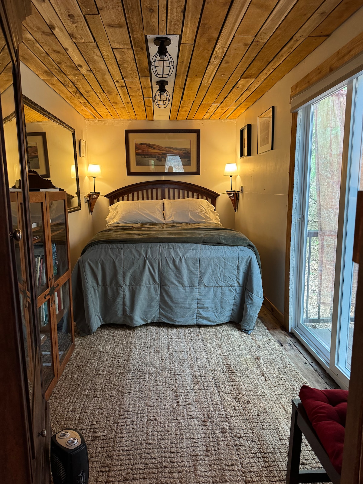 يتم توفير مرتبة من الإسفنج المرن والوسائد التقليدية. توجد مدفأة صغيرة لتوفير دفء إضافي، كما تحتوي أيضًا على إعداد مروحة فقط لتدفق الهواء. 