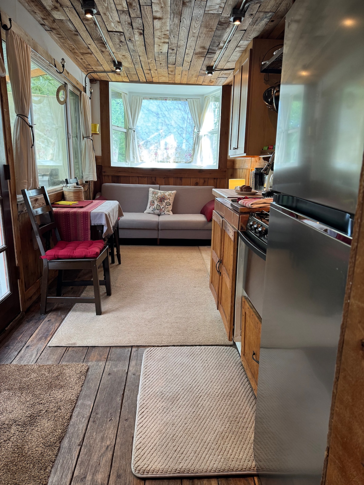 الأريكة تتحول إلى سرير كامل الحجم. يوجد غطاء سرير من اللاتكس العضوي في الخلف للحصول على سرير أكثر نعومة. سيعمل سخان المساحة المجاور للأريكة على تدفئة الغرفة بأكملها ويحتوي على وظيفة مروحة فقط لتدفق الهواء. 

