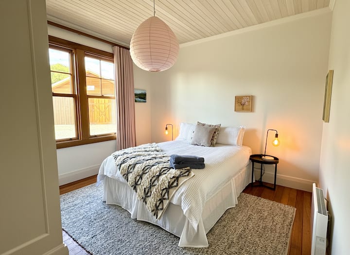 Habitación grande con cama tamaño queen y batas incorporadas. 