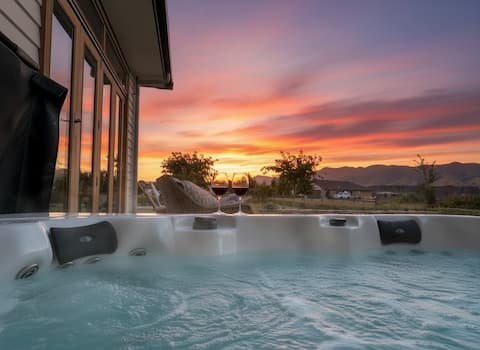 Wanaka Luxury Villa, Private Spa + Chef Kitchen