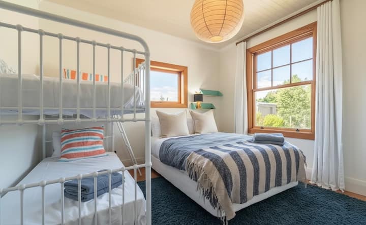 Literas y cama tamaño queen con batas incorporadas.