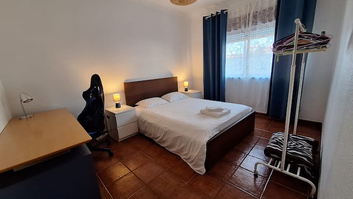 Quarto Situado Em Moradia Calma. Cama Dupla - Sesimbra