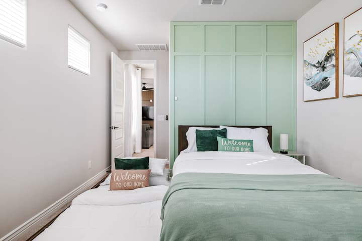 Dhoma e gjelbër e kopshtit, një vend i qetë dhe komod me një mur të butë me theks të gjelbër, shtroja të buta dhe dekor të ngrohtë. Ndan një banjë të përbashkët me dhomën e gjumit nr. 3. Krevat me rrota i bërë sipas kërkesës për hapësirë shtesë.