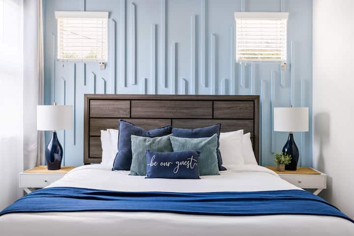 Dhoma e gjumit nr. 1: Dhoma blu e plazhit - Kati kryesor
Krevat dopio "king" me banjë të plotë në afërsi, i përsosur për vizitorët që kanë nevojë për qasje të lehtë.