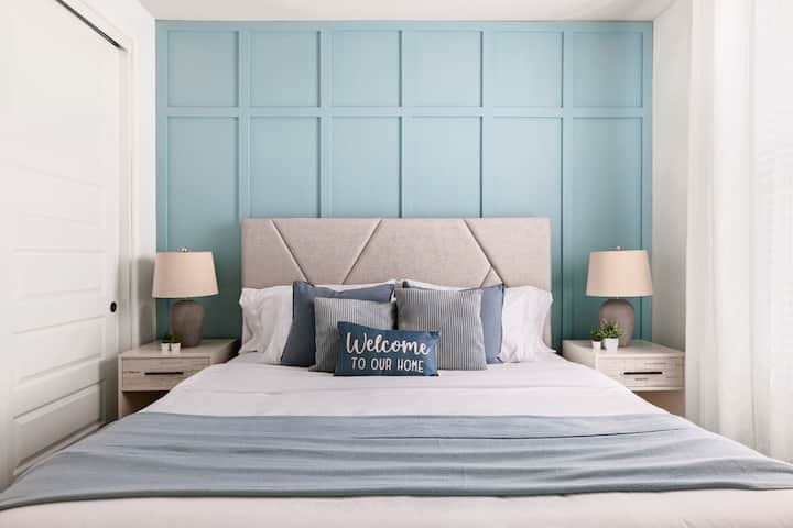 Dhoma e gjumit nr. 3: Dhomë KING me ngjyrë blu të hapur

Dhomë e qetë me krevat dopio "king" me një mur me nuanca të buta blu, shtroja të rehatshme dhe dritë të ndritshme natyrale. Ndan banjën 3 me dhomën e gjumit 4, një vend relaksues pas aventurave të tua në Glendale.