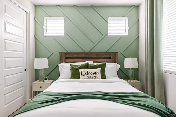 Dhoma e gjumit 5: Dhoma e gjelbër e pyllit — një vend i rehatshëm i frymëzuar nga pisha me tone të ngrohta druri dhe vepra arti natyrore. Ndodhet pranë loftit me banjën e tij të kompletuar me lavaman të dyfishtë dhe vaskë