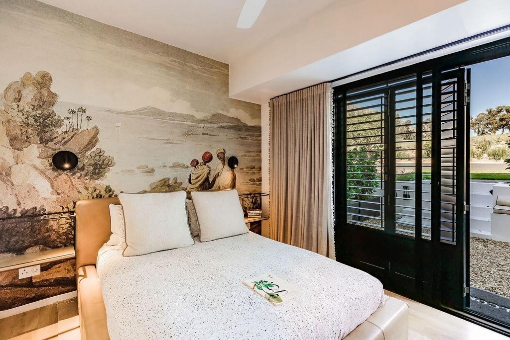 Оваа шармантна соба има двоен кревет и елегантни стаклени врати кои се отвораат кон вашиот приватен поплочен двор со неверојатен поглед на планината Стеленбош. Со својата топла, модерна атмосфера, тоа е совршено место за опуштање и полнење!