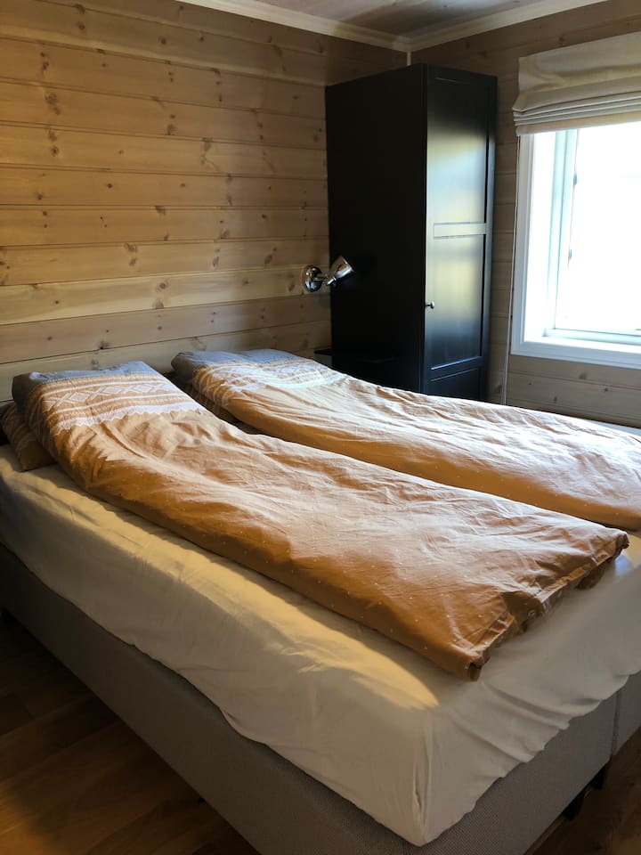 Habitación principal con cama matrimonial de 150 cm