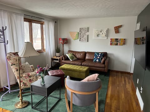 Comfortable and Quaint Space w/ Hot Tub