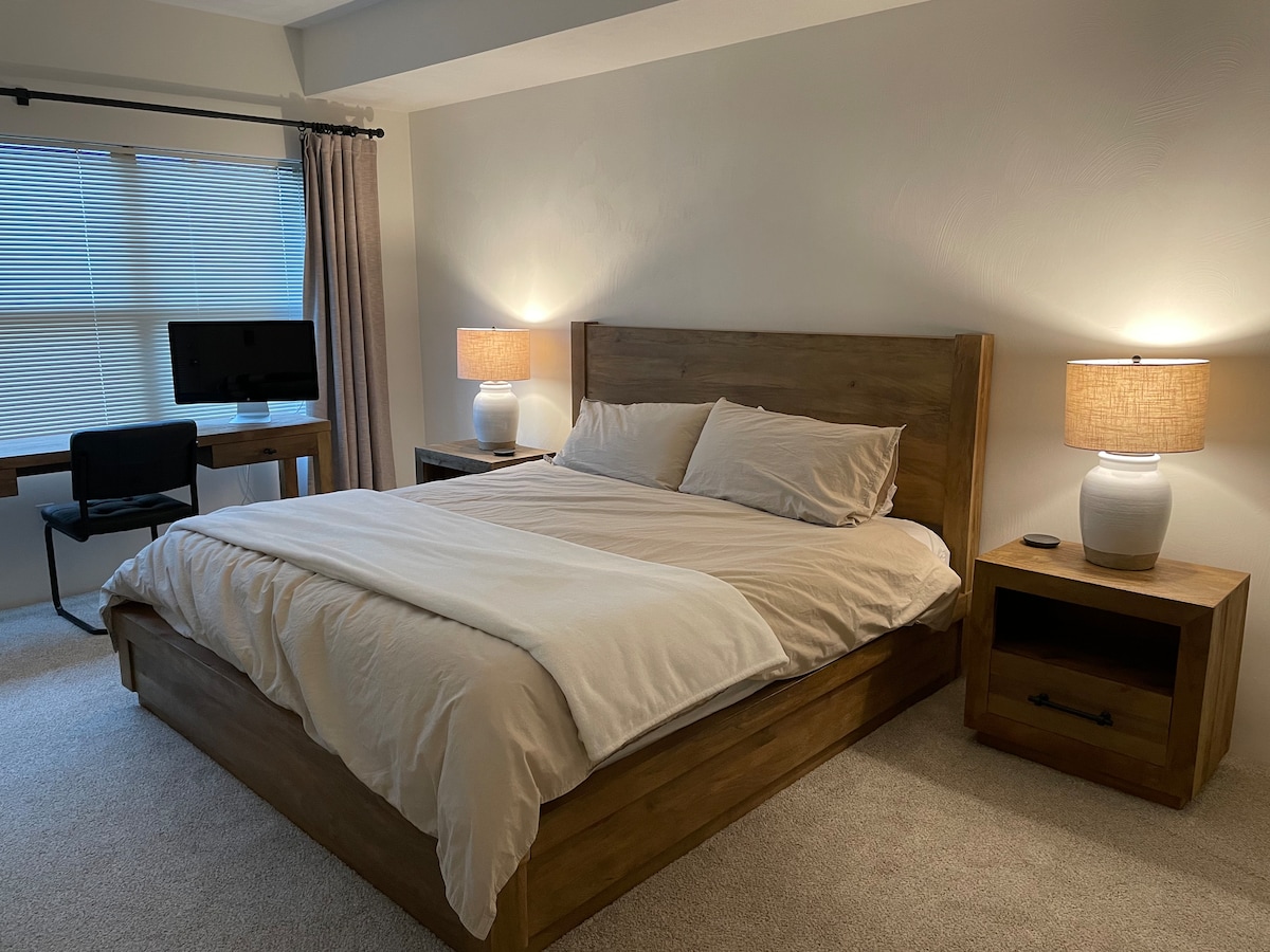 Krevat dopio "king" në dhomën kryesore të gjumit me tavolinë.