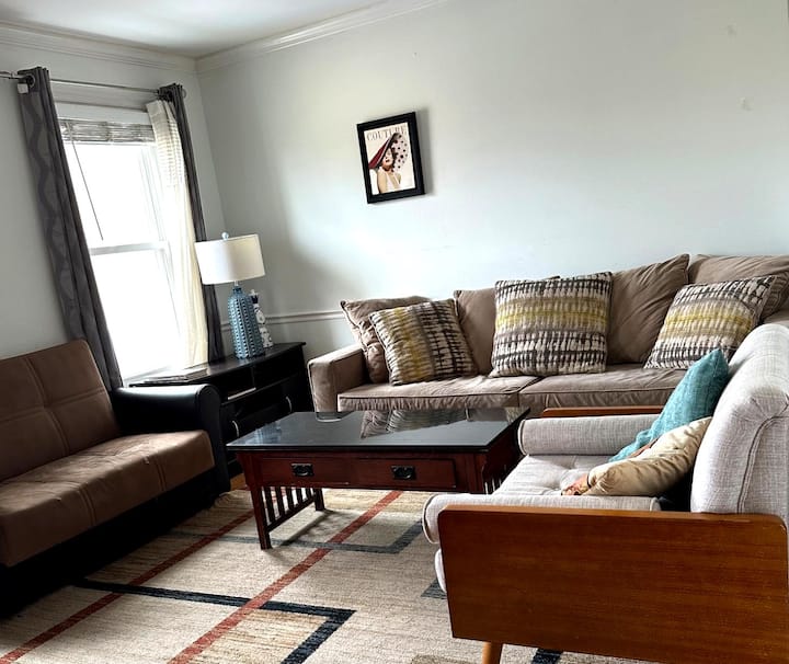 Spacious 4br Executive Stay | Parking | Near Dc - Falls Church, VA