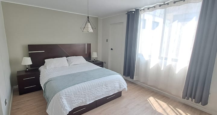 Dormitorio Principal con vista Jardín , baño  propio y walk-in closet