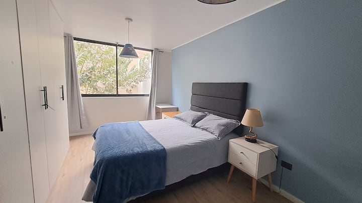 Dormitorio Cama doble . Vista Jardín.