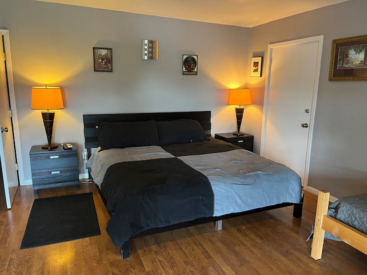 Una cama tamaño king, una individual XL (1 individual adicional si lo deseas). Lavadora y secadora en el armario lateral.