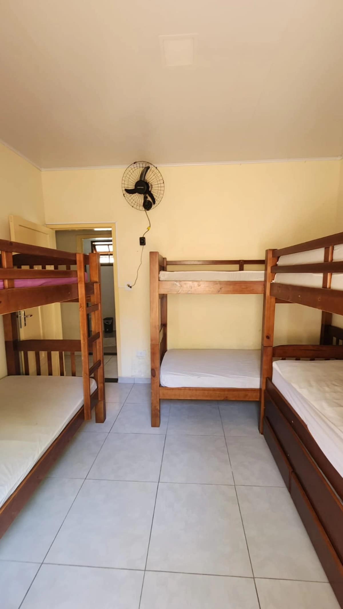 3 literas, 1 litera con cama supletoria y 1 colchón individual.