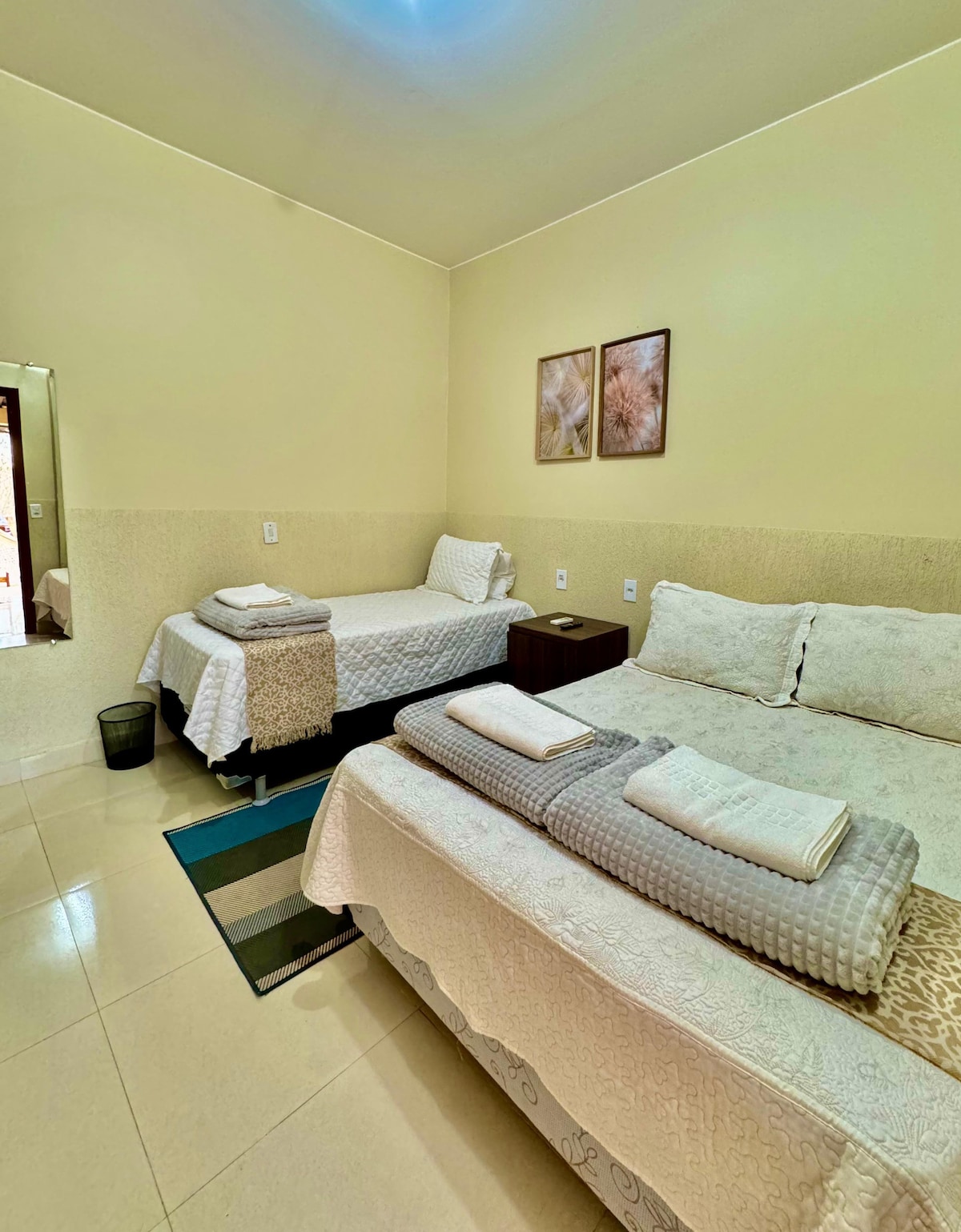 Suitë me ballkon, një krevat dopio dhe një krevat tek 