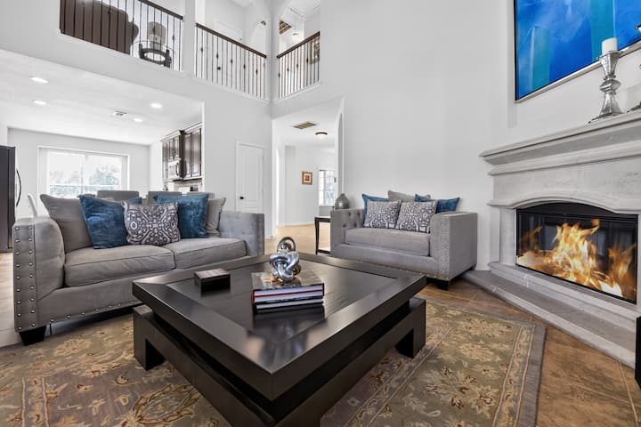 Woodlands Elegant Home, Patio, Studio & Game Room - The Woodlands, TX