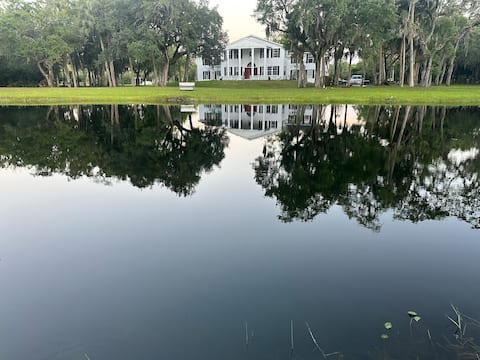 Expansive Crystal River waterfront estate