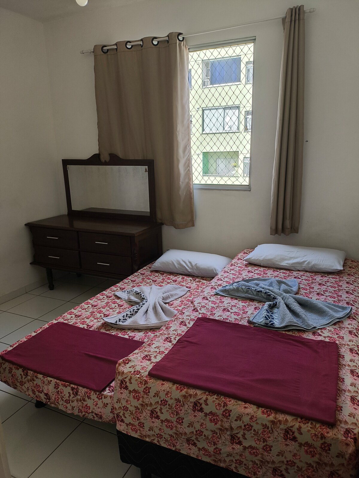 Ovo je opcija za dvije osobe koje spavaju same. Samo izvucite krevet koji je ispod drugoga i stavite madrac koji ostavljam kako bi bilo udobnije.