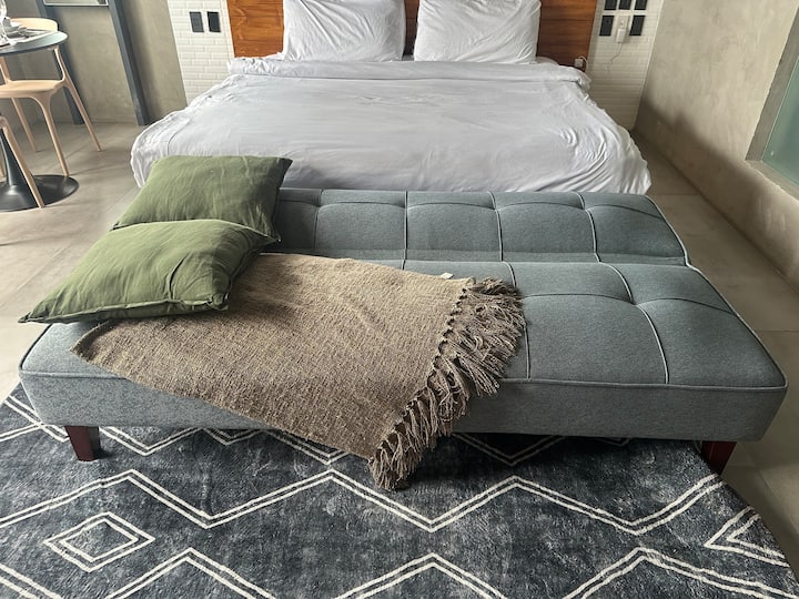 يوفر سرير الأريكة المريح لدينا ترتيبًا إضافيًا للنوم للضيوف المقيمين مع الأصدقاء والعائلة. 