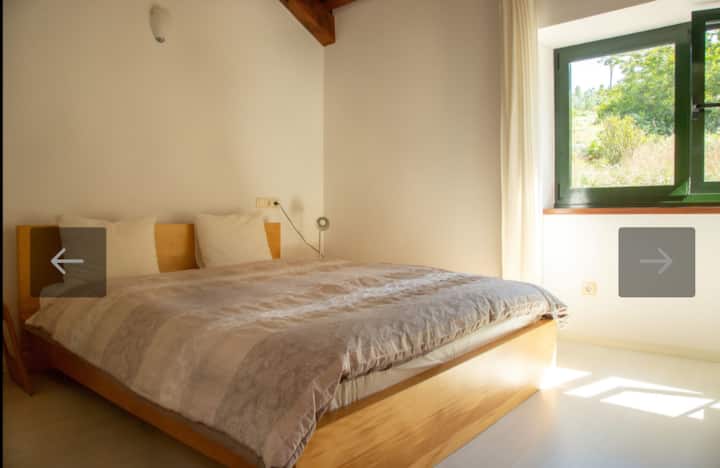 Letto matrimoniale comodo con un aspetto bellissimo