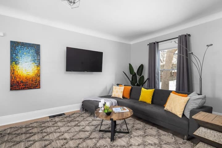 Cute House | Central | Sleeps 12 | Free Parking - Detroit, MI