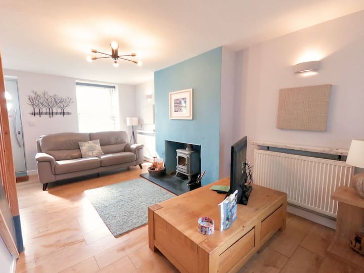 The Little Yellow House | Hot Tub & Log Burner - Tywyn