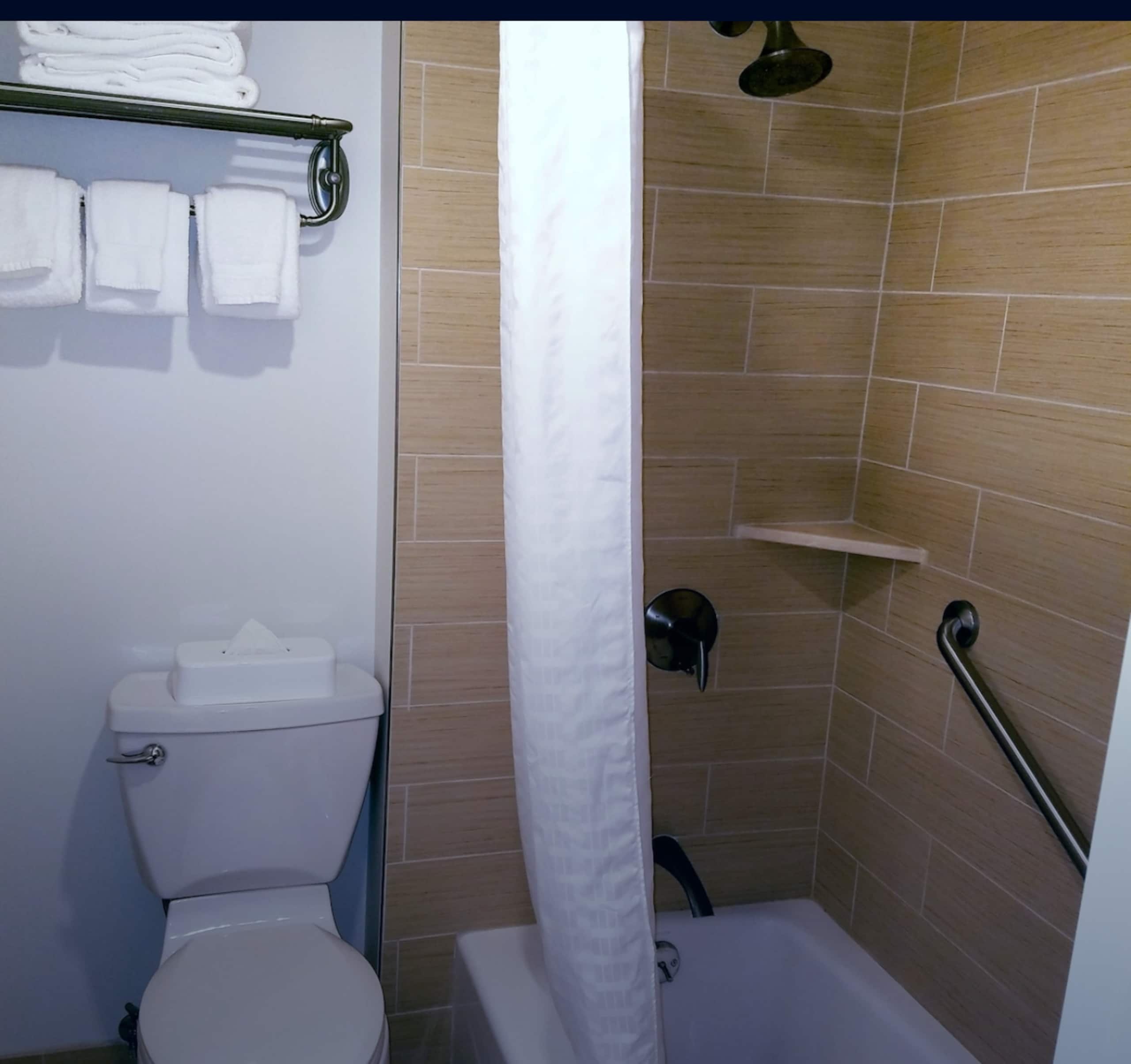 Resort in Honolulu · ★4.33 · 1 bedroom · 2 beds · 2 private baths - Image 7