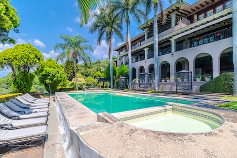 Luxurious house, spectacular view and pool for 20 people
