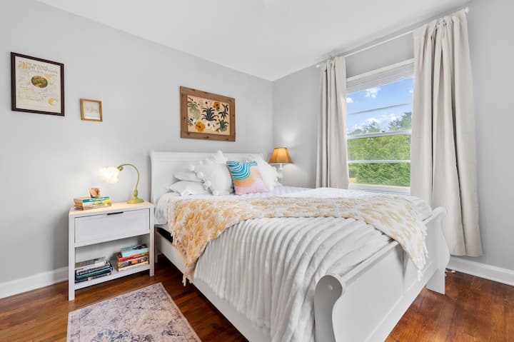 Главна спална соба со целосно затемнети завеси, плакар, комода и биро со канцелариски стол и многу приклучоци!