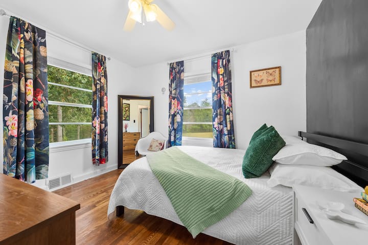 Спалната соба со пеперутки. Со црн ѕид, винтиџ уметнички дела со пеперутки насекаде и прекрасен поглед кон шумата зад куќата, а завесите за затемнување ќе ви помогнат да се наспиете!