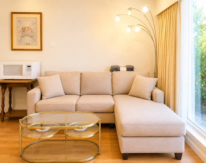 Modern & Renovated Spacious Livrm &Bdrm! Skytrain - バンクーバー