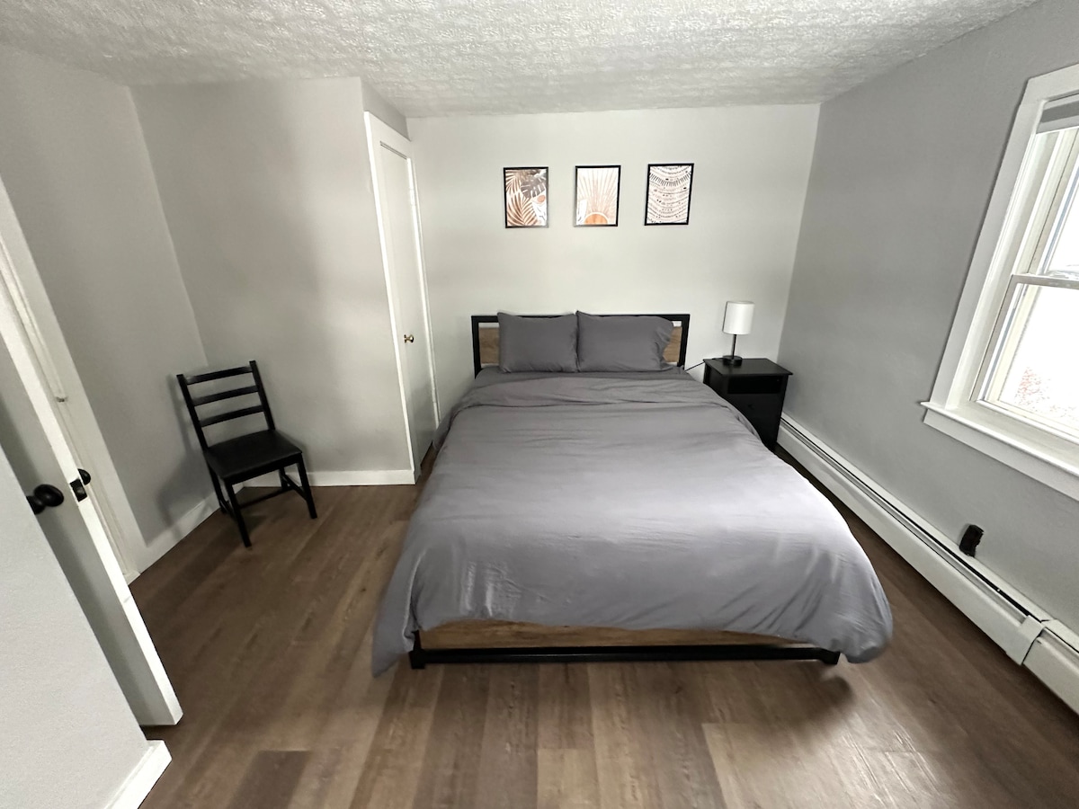 第二间卧室配有32英寸智能电视、标准双人床和遮光窗帘