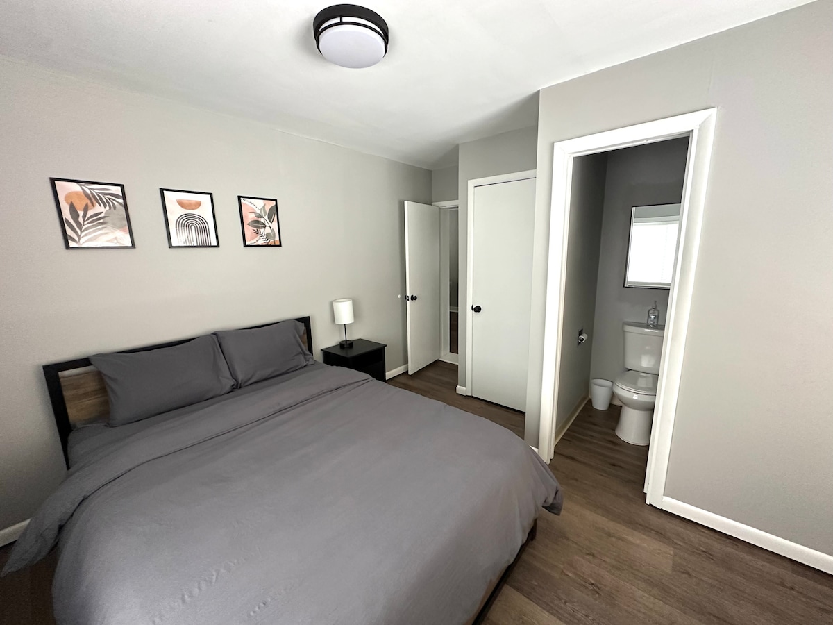 主卧配有标准双人床、办公桌和卫生间。 （卫生间和步入式淋浴间，无水槽）