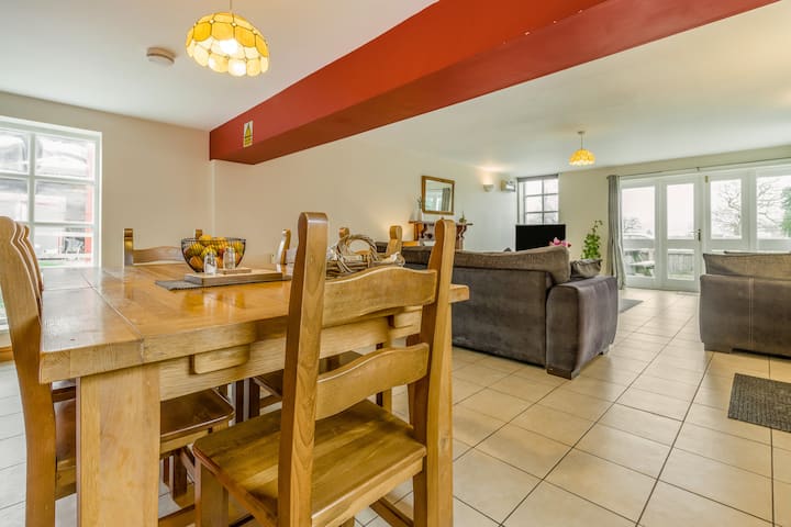 Hen Cottage -  3-bedrooms, Great For Families. - Wrexham