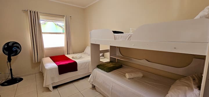 ห้องพักพร้อมเตียงคู่ 1 หลังเตียงสองชั้น 1 หลังและที่นอนเสริม 1 หลัง