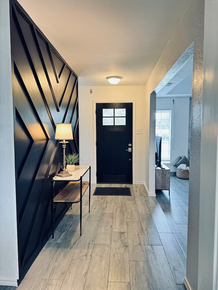 Fun 3 Bed / 2 Bath With Two Car Parking Garage! - Brownsville, TX