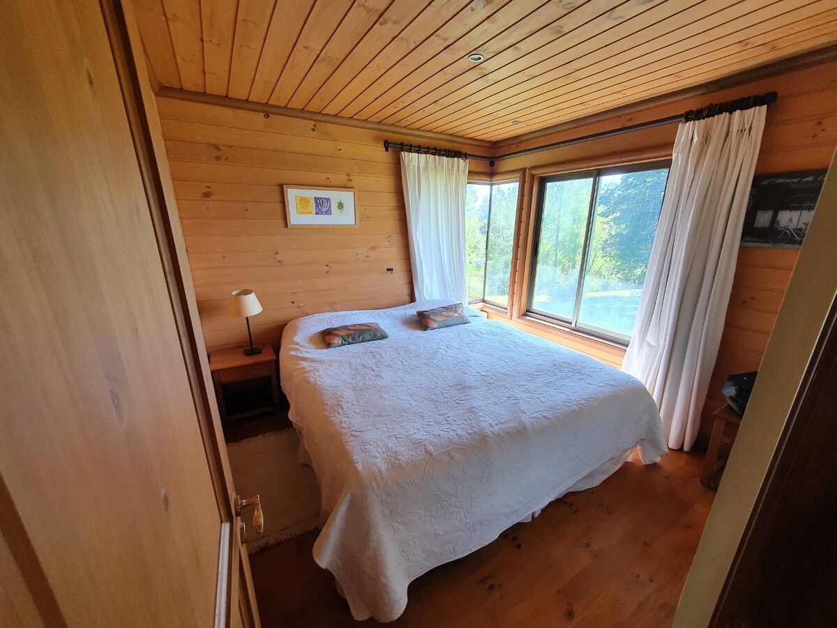 Tiene 2 camas individuales que se pueden juntar para hacer una gran cama matrimonial, como se muestra en la imagen.