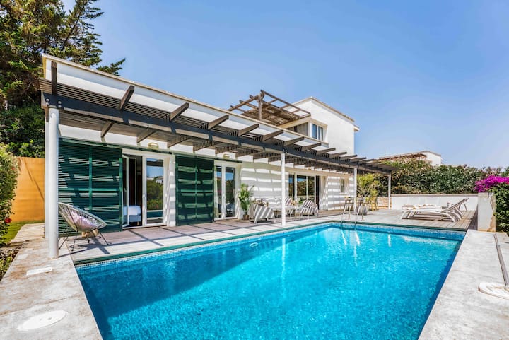 Elegant Villa In Cala Llonga With Views To The Harbor Of Mahón, Menorca - Maó