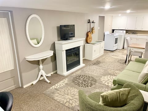 Top Airbnb: Comfortable/Convenient Kitchener/Waterloo Location in K W Hospital