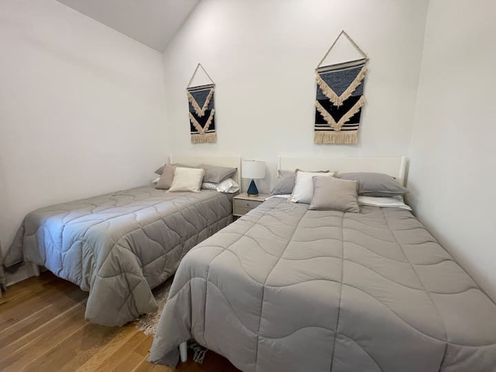 მე-4 საძინებელი 2 ორადგილიანი საწოლითა და სასეირნო კარადით 