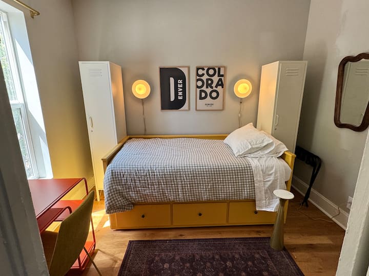 Chambre à lits jumeaux + espace de travail dédié