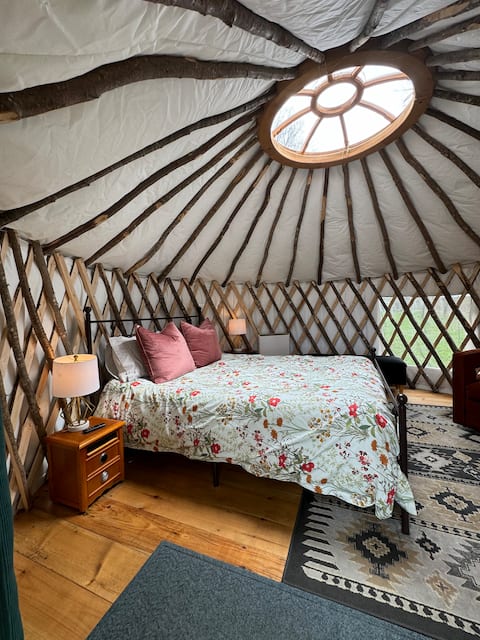 Cozy Yurt at Wild Earth Farm- Beautiful View!